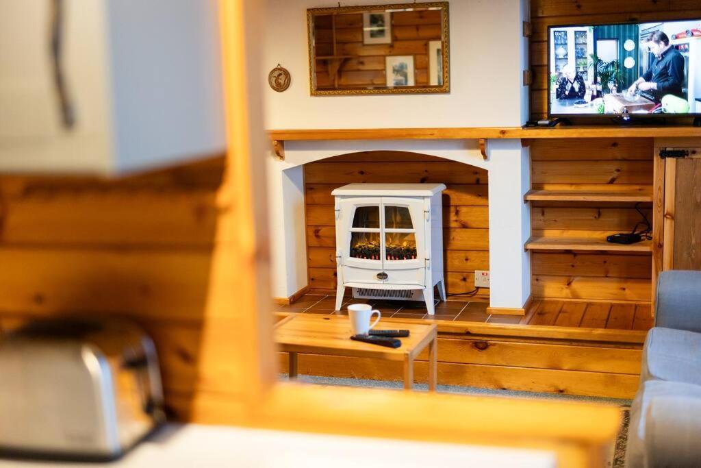 Cozy Norwegian Style Log Cabin In Rural Snowdonia - 2 Bedrooms & Parking By Seren Short Stays Ffestiniog 外观 照片