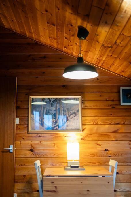 Cozy Norwegian Style Log Cabin In Rural Snowdonia - 2 Bedrooms & Parking By Seren Short Stays Ffestiniog 外观 照片