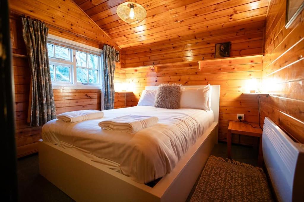 Cozy Norwegian Style Log Cabin In Rural Snowdonia - 2 Bedrooms & Parking By Seren Short Stays Ffestiniog 外观 照片