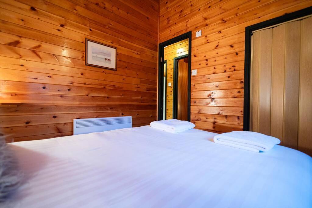 Cozy Norwegian Style Log Cabin In Rural Snowdonia - 2 Bedrooms & Parking By Seren Short Stays Ffestiniog 外观 照片