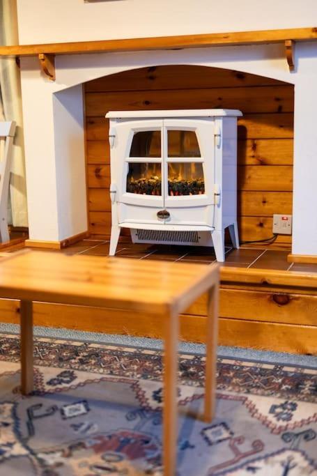 Cozy Norwegian Style Log Cabin In Rural Snowdonia - 2 Bedrooms & Parking By Seren Short Stays Ffestiniog 外观 照片